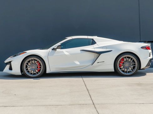 Used 2025 Chevrolet Corvette Z06 RWD image 2