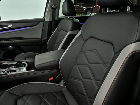 Certified 2025 Volkswagen Atlas Peak Edition SE AWD/4WD image 9
