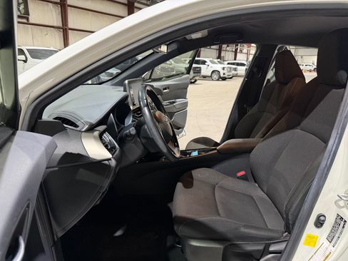 Used 2019 Toyota C-HR XLE FWD image 13