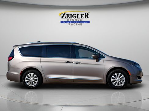 Used 2018 Chrysler Pacifica Touring-L w/ Advanced Safetytec Group FWD image 8
