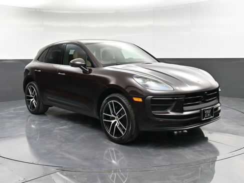 Certified 2025 Porsche Macan AWD/4WD image 10