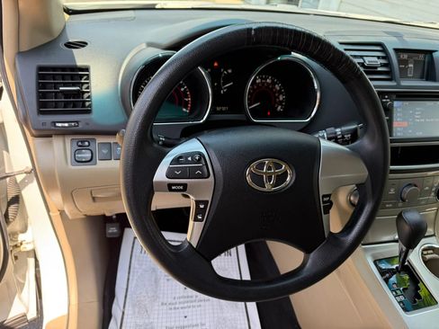 Used 2013 Toyota Highlander Plus AWD/4WD image 22
