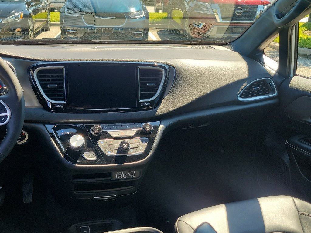 Used 2025 Chrysler Pacifica Select FWD image 16