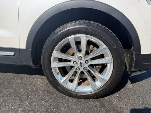 Used 2018 Ford Explorer XLT w/ Equipment Group 202A AWD/4WD image 22