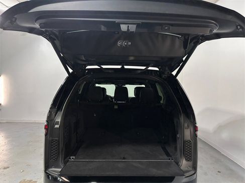 Used 2024 Land Rover Discovery Metropolitan Edition image 16