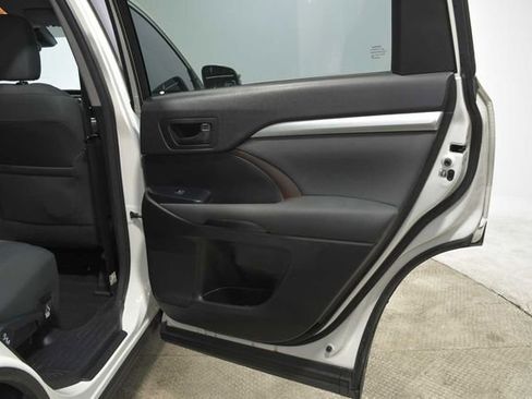 Used 2016 Toyota Highlander LE image 14
