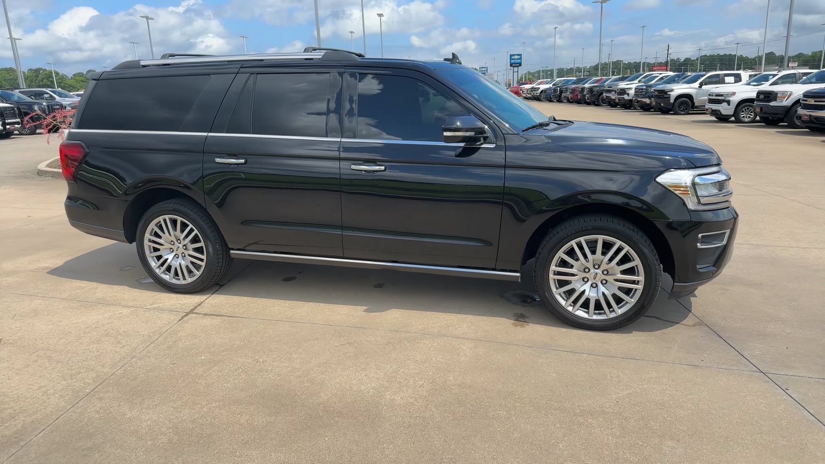 Used 2024 Ford Expedition Max Limited AWD/4WD image 2