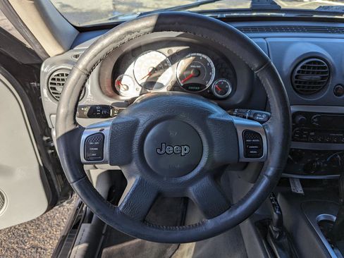 Used 2005 Jeep Liberty Limited image 14