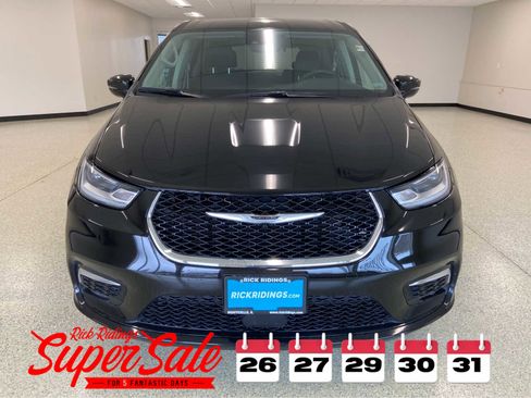 Used 2024 Chrysler Pacifica Touring-L image 2