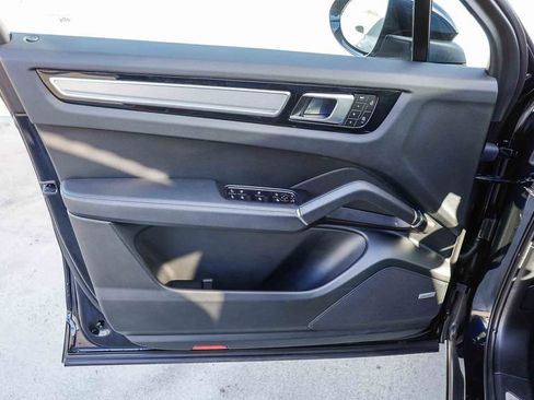 Used 2023 Porsche Cayenne Platinum Edition image 25