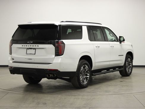 Used 2025 Chevrolet Suburban Z71 image 8