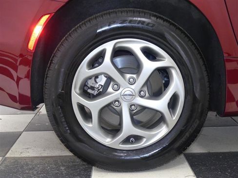 Used 2023 Chrysler Pacifica Limited image 36