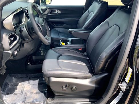 Used 2025 Chrysler Pacifica Select FWD image 8