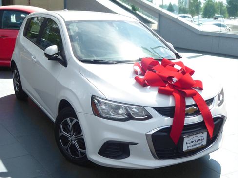 Used 2018 Chevrolet Sonic LT image 2