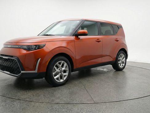 Used 2025 Kia Soul LX w/ LX Technology Package image 3