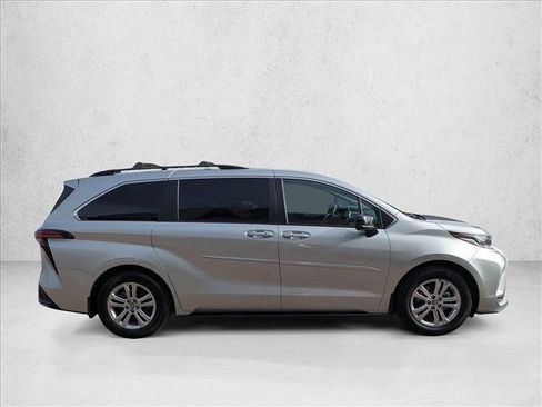 Used 2022 Toyota Sienna XSE image 4