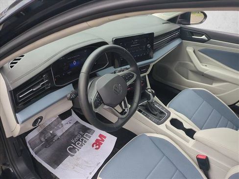 Used 2025 Volkswagen Jetta SE FWD image 10
