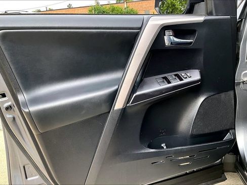 Used 2018 Toyota RAV4 XLE AWD/4WD image 14