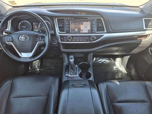 Used 2018 Toyota Highlander XLE image 16