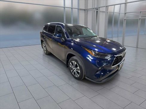 Used 2022 Toyota Highlander XLE image 2