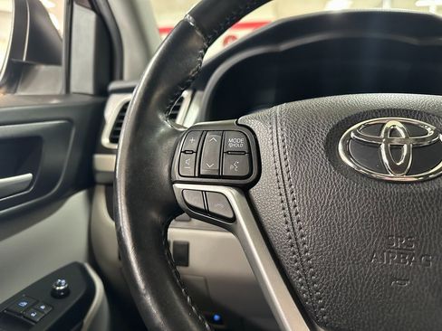 Used 2019 Toyota Highlander XLE image 18