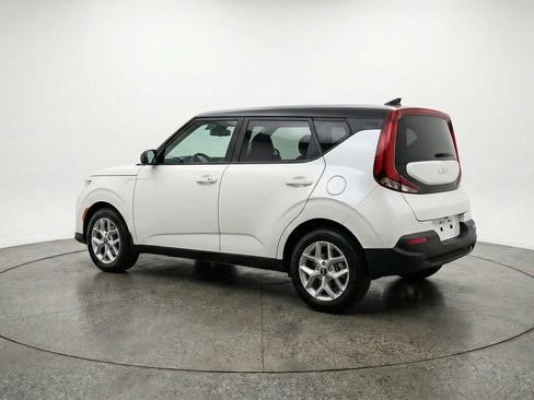 Used 2025 Kia Soul LX w/ LX Technology Package FWD image 6