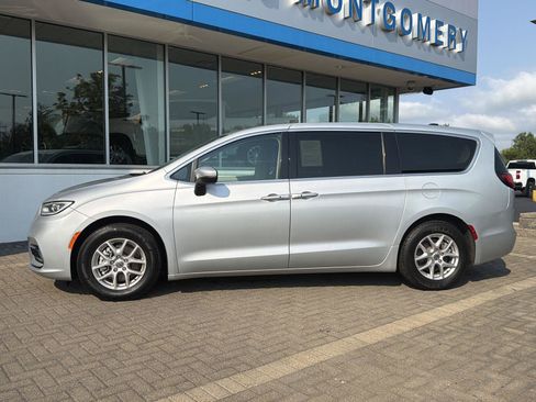 Used 2023 Chrysler Pacifica Touring-L FWD image 2