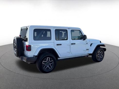 Used 2025 Jeep Wrangler Unlimited Sahara AWD/4WD image 15