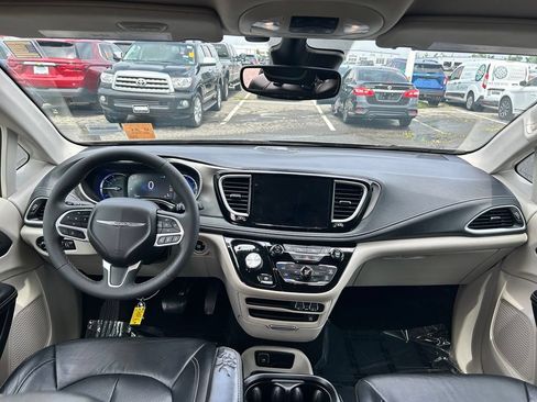 Used 2022 Chrysler Pacifica Touring-L w/ Uconnect Theater Family Group FWD image 20