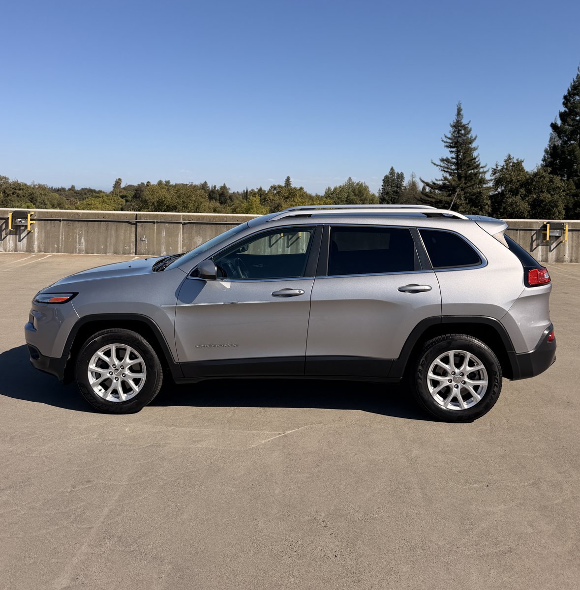 Used 2015 Jeep Cherokee Latitude AWD/4WD image 2