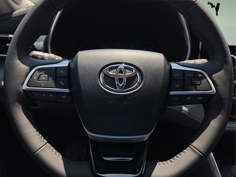 New 2026 Toyota Highlander Platinum AWD/4WD image 25