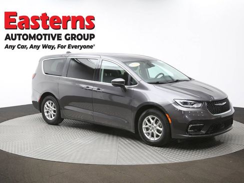Used 2023 Chrysler Pacifica Touring-L image 50