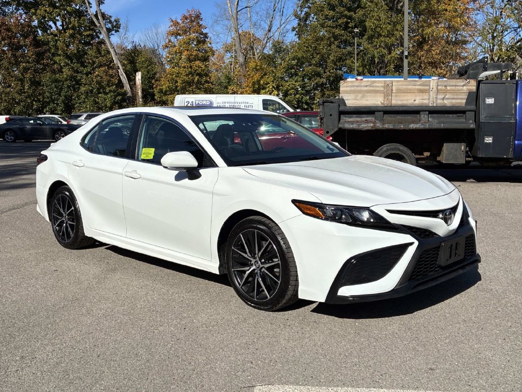 Used 2021 Toyota Camry SE w/ Cold Weather Package FWD image 3