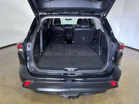 Used 2024 Toyota Highlander XLE AWD/4WD image 15