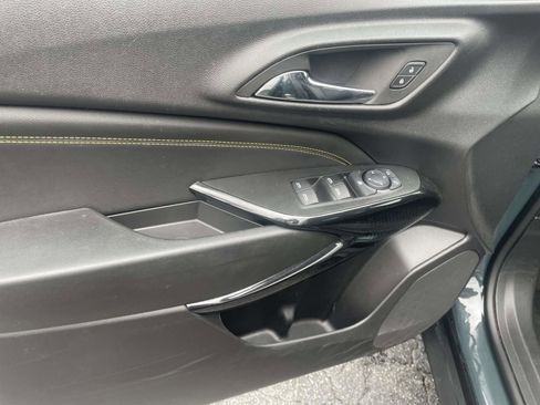 Used 2025 Chevrolet Trax LT FWD image 13