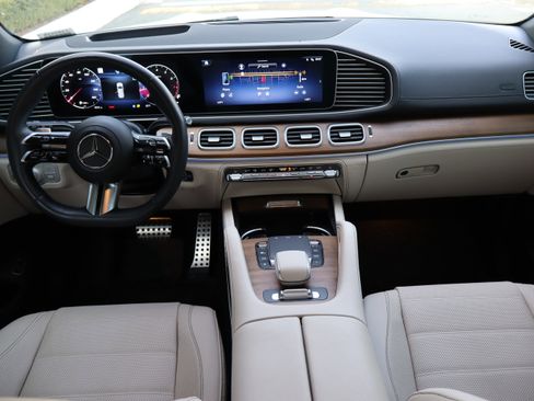 Used 2024 Mercedes-Benz GLS 580 4MATIC image 16