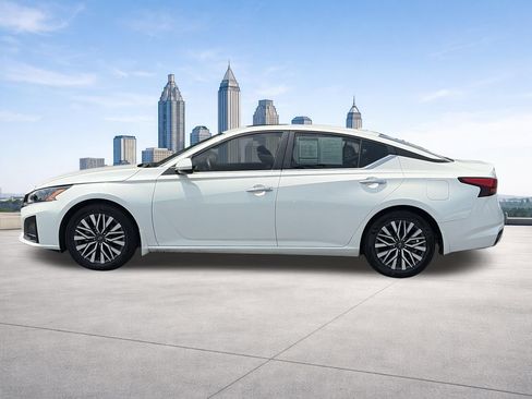 Certified 2024 Nissan Altima 2.5 SV w/ SV Premium Package FWD image 2