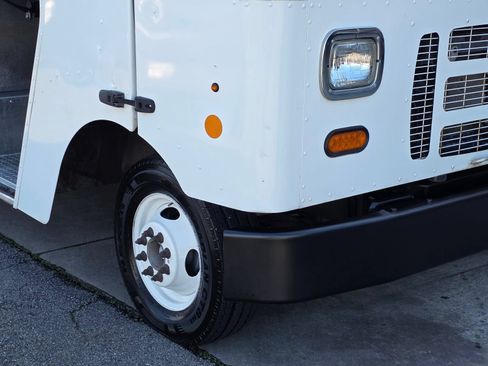 Used 2017 Ford E-350 and Econoline 350 Super Duty w/ A/C Prep Package RWD image 12