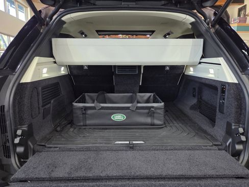 Used 2025 Land Rover Range Rover SV image 10