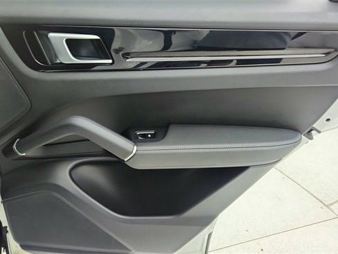 Used 2021 Porsche Cayenne Base image 27