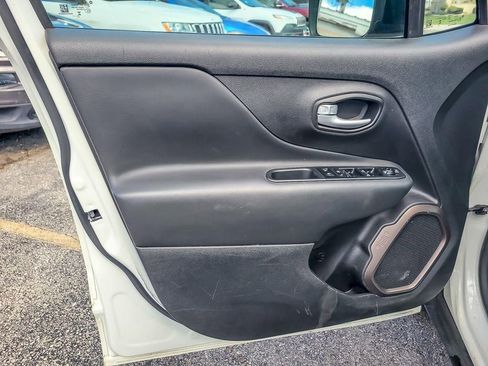 Used 2023 Jeep Renegade Latitude AWD/4WD image 19