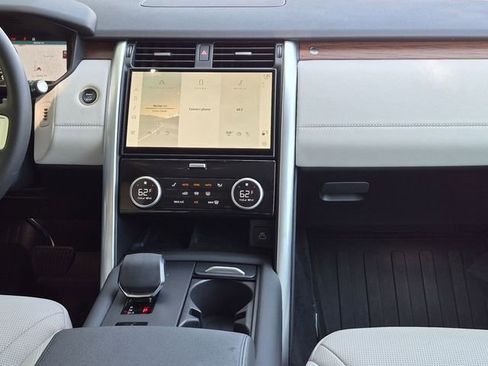 Used 2025 Land Rover Discovery S AWD/4WD image 14