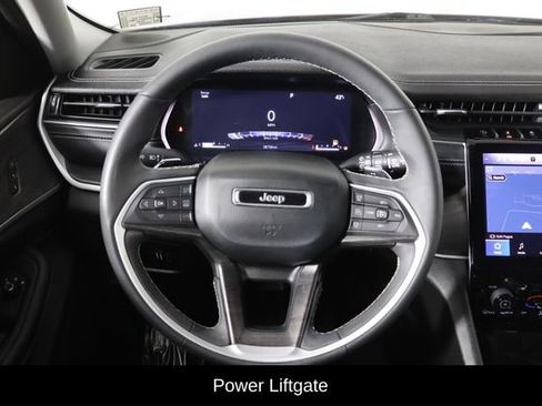 Used 2023 Jeep Grand Cherokee Limited w/ Black Appearance Package AWD/4WD image 6