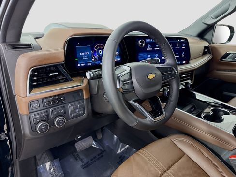 Used 2025 Chevrolet Suburban High Country AWD/4WD image 11