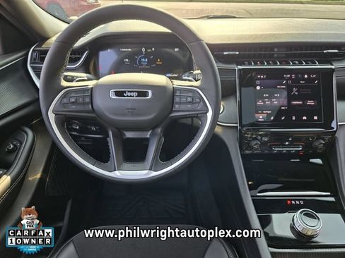 Used 2025 Jeep Grand Cherokee Altitude RWD image 13
