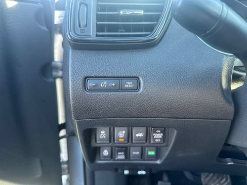 Used 2017 Nissan Rogue SV AWD/4WD image 12