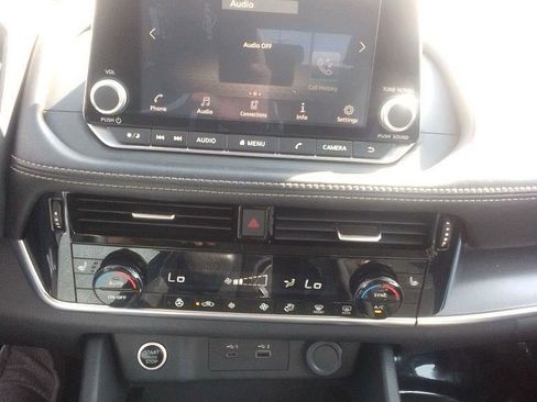 Used 2021 Nissan Rogue SV w/ Premium Package image 9