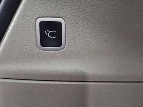 Used 2024 Chrysler Pacifica Touring-L image 36