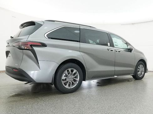 New 2026 Toyota Sienna XLE image 27