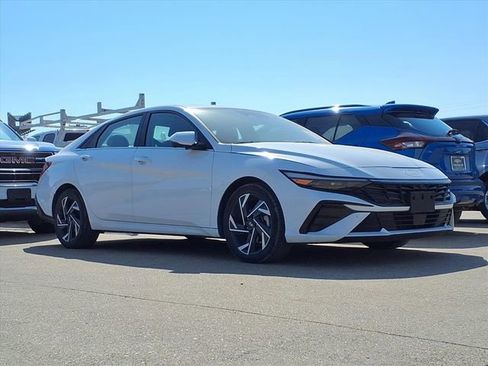 Used 2024 Hyundai Elantra Limited image 2